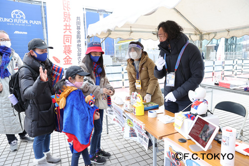 FC東京と赤い羽根共同募金 コラボ企画 チャリティコラボピンバッジの販売と募金活動