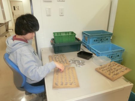 希望の家 ネジの組立作業 希望の家 ネジの組立作業