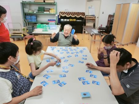 希望の家 休み時間のトランプ 休み時間のトランプ